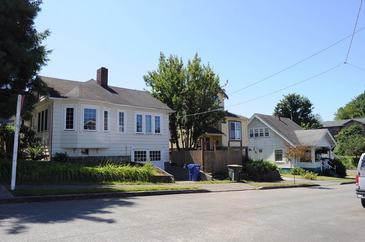 Houses on SW Dakota Street in Seattle's Pigeon Point neighborhood, showing typical Seattle residential lots.